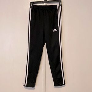Adidas sweatpant with tie waste, zip pockets, and zip details on the lower leg